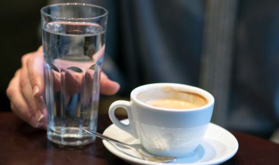 Bicchiere d’acqua con il caffè: giusto o sbagliato?