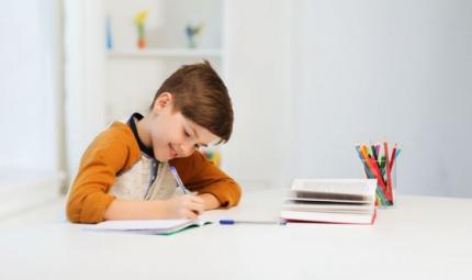Bambini: studiare con la schiena dritta