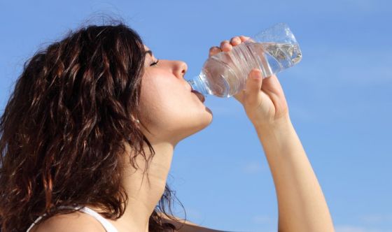 Bere più acqua aiuta a bruciare calorie