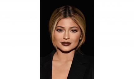 Kylie Jenner svela sui social la beauty routine della sera 
