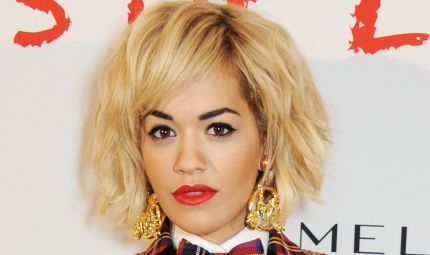 Rita Ora: viva il make up che gioca con i colori 