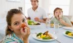 Studenti a tavola: sì a proteine magre, verdura e frutta 