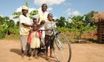 Pedalando si regala la vista ai bambini in Africa