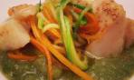 Gazpacho di zucchine con capesante e nido di verdurine