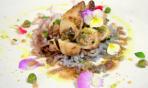 Calamari con crema di piselli, patate violette e pistacchi