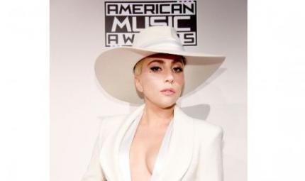 Look glowy per Lady Gaga sul red carpet 