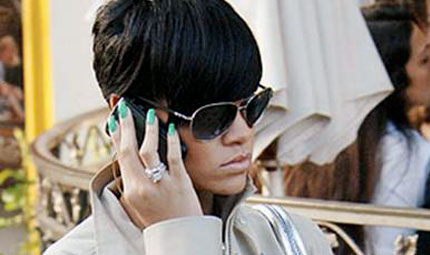Rihanna e il trend del momento: le unghie verde pastello 